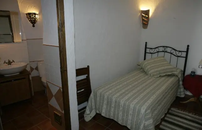 Habitacion con cama de matrimonio Casa Cueva el Parral